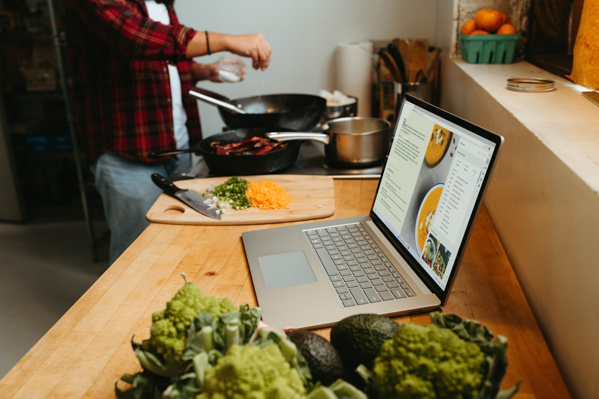 Professional nutritionist consulting with client